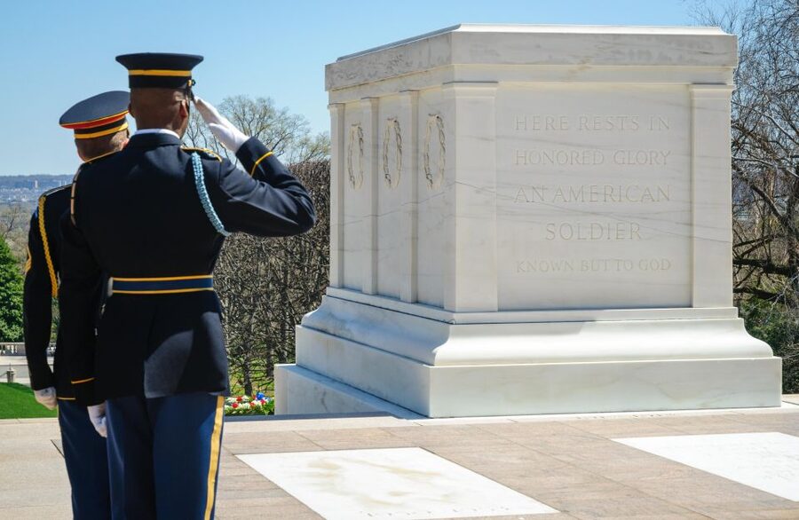 Arlington Cemetery with Changing of the Guard & Tomb Unknown - A cemetery with 150 years of American history