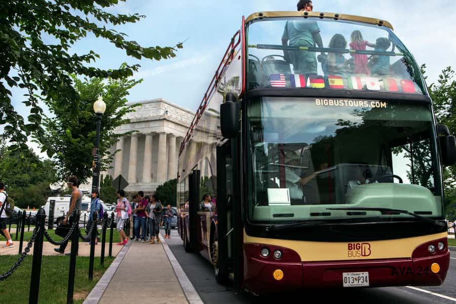 DC: Hop-on Hop-off Tour by Open-top Bus with 17 Stops - Starting at Union Station and getting oriented