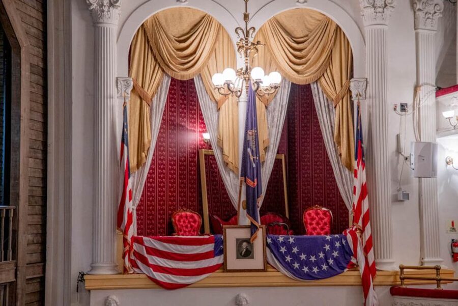 DC: Lincoln Assassination Walking Tour with Ford's Theatre - Petersen House and Lincoln’s final hours