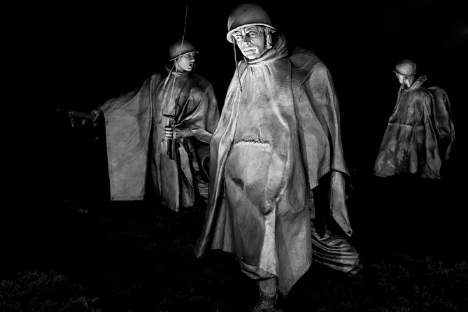 DC Monuments by Moonlight: Small Group Walking Tour - Remembering service at the World War II Memorial