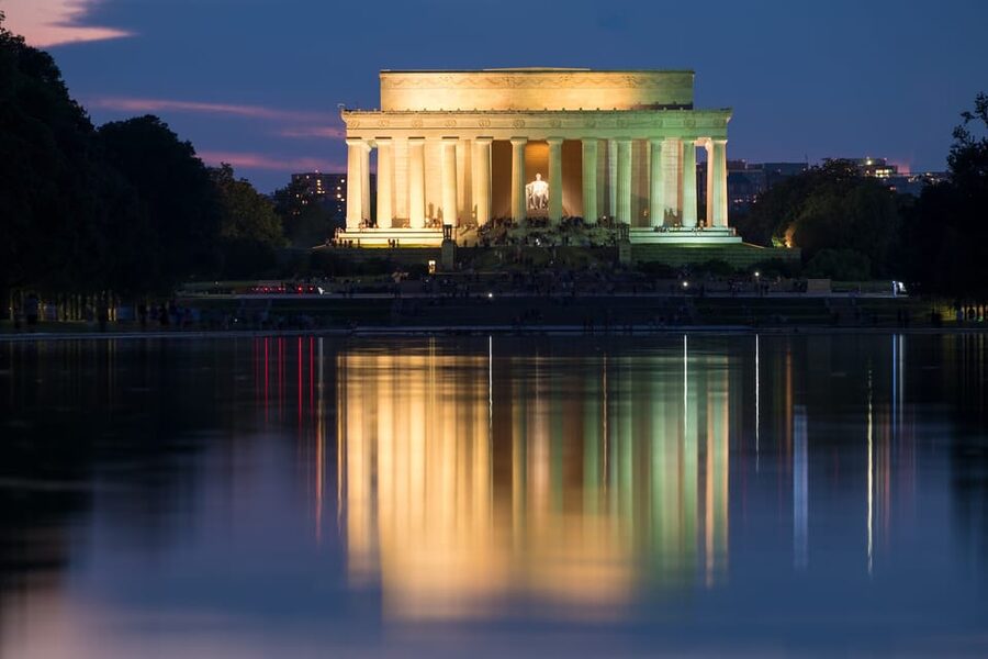 DC: Monuments & Memorials Sunset Tour by Open-top Bus - The Lincoln Memorial photo stop