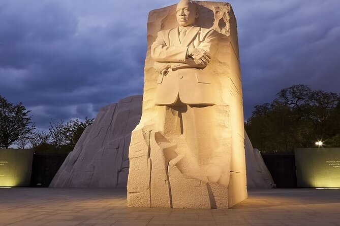 DC Monuments Small Group Guided Night Tour 3 Hours - Vietnam and Lincoln: the emotional center of the evening