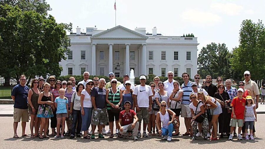 DC: White House, National Mall and Lincoln Memorial Tour - Walking into the National Mall