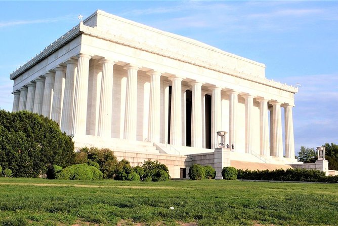 Discover DC Private Tour – (Up to 12 Guests) - The guide makes the private format worthwhile