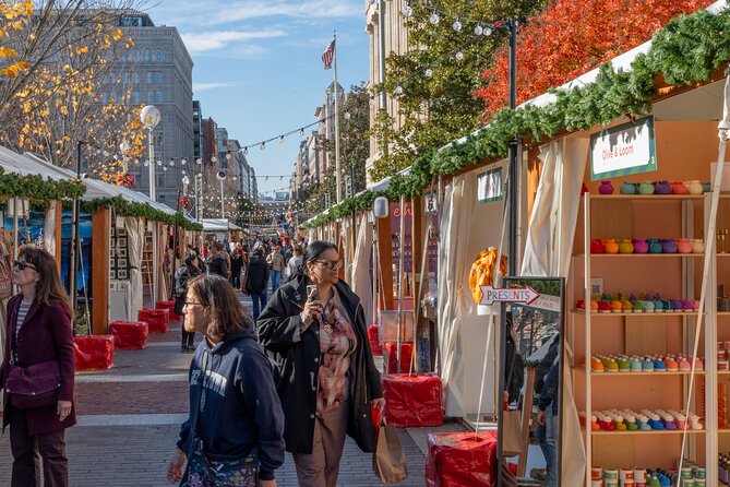 Downtown DC Holiday Tour: Lights, Decorations & Festive Cheer - What the guide adds to the experience