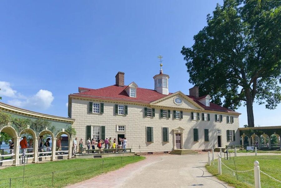 George Washington's Mount Vernon & DC Monuments Night Tour - More than 20 landmarks from the bus