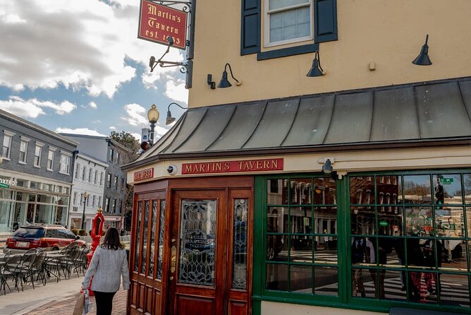 Georgetown Walking Tour: Spies, Presidents, and Exorcist Steps - A restroom request opens a Cold War tale