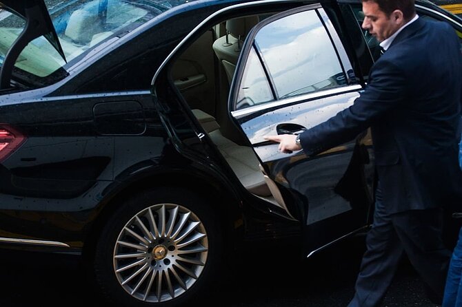 Luxury Airport Transfer DCA to/from Washington DC - Meeting your driver at the airport