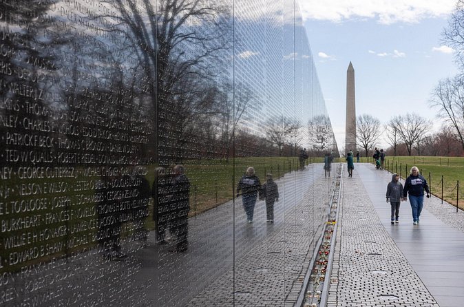 Monuments and Memorials Night Walking Tour - Vietnam Veterans Memorial: names, silence, and reflection