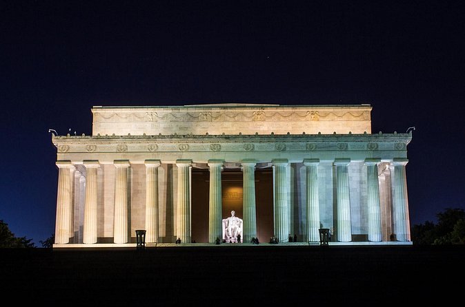 Monuments and Memorials Night Walking Tour - Washington Monument: a fitting final landmark