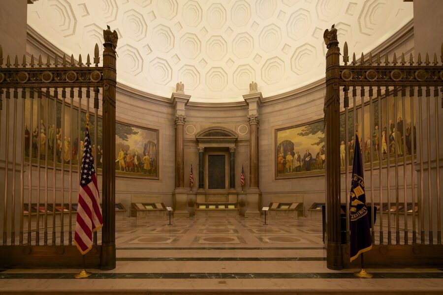 National Archives Skip the Line Tour Semi-Private 6ppl Max - The Magna Carta of 1297 in the Rubenstein Gallery