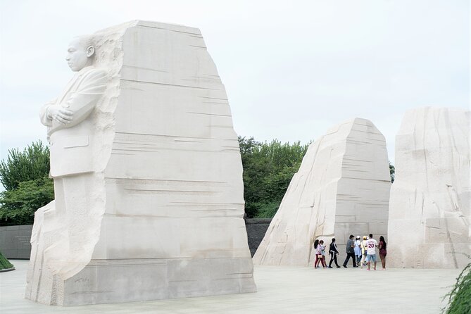 National Mall & Cherry Blossoms Tour with Optional Museum Tickets - Lincoln and the war memorials