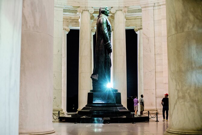 National Mall Tour with 10+ Stops, Boat Cruise, Entry Tickets - What the guide adds to a fast-moving day