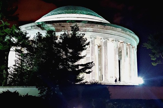 Private Night-Time Monuments Tour of DC for up to 10 Guests - Lincoln Memorial and Vietnam Veterans Memorial