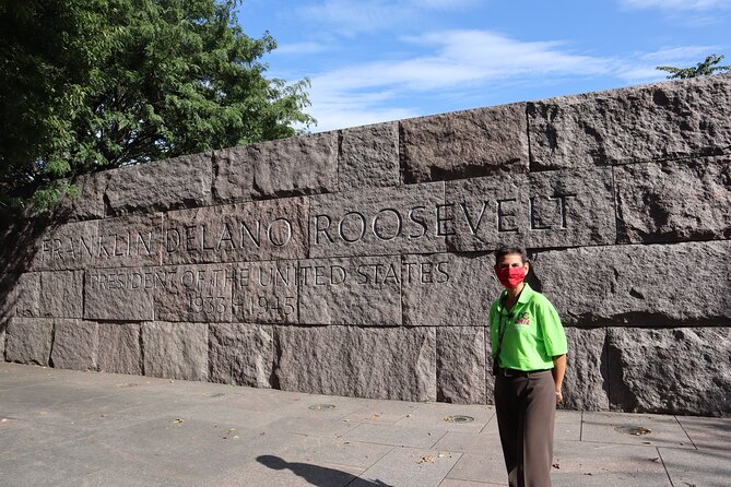 Private Tour In different languages - Vietnam Veterans Memorial: symbols at the wall
