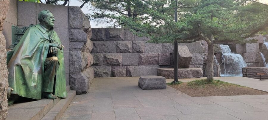 Private Washington DC Grand Tour with Changing of the Guard. - Three memorials with three different moods