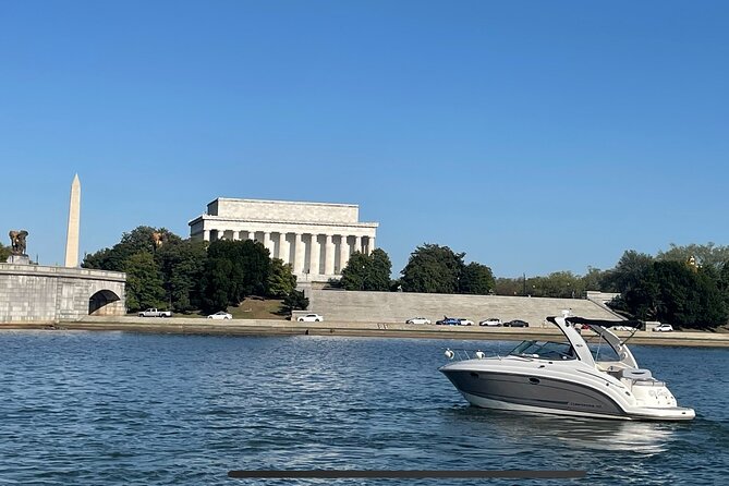 Private Yacht Tour along Washington DC Waterfront - Washington Monument and Lincoln Memorial from the water