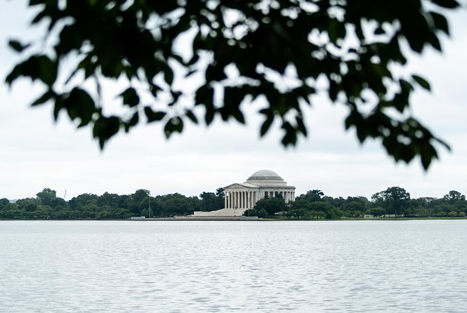 VIP Best of DC with US Capitol + National Archives Reserved Entry - The Lincoln Memorial and the war memorials