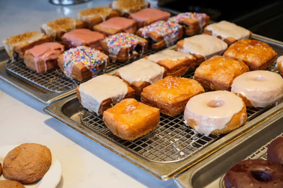 Washington, D.C.: Guided Delicious Donut Tour with Tastings - Walking downtown toward a presidential favorite