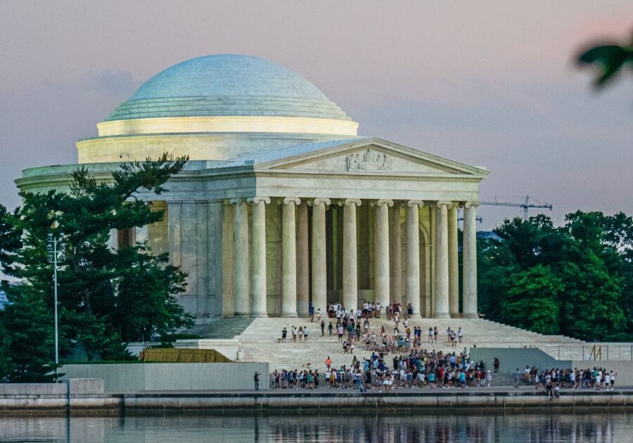 Washington DC: National Mall Night Bus Tour - The World War II Memorial and Washington Monument