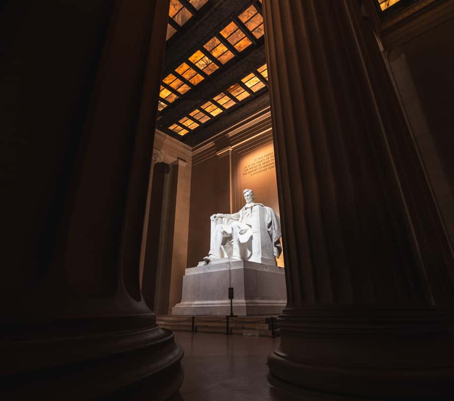 Washington DC: National Mall Walking Tour - The WWII Memorial and the price of a short route