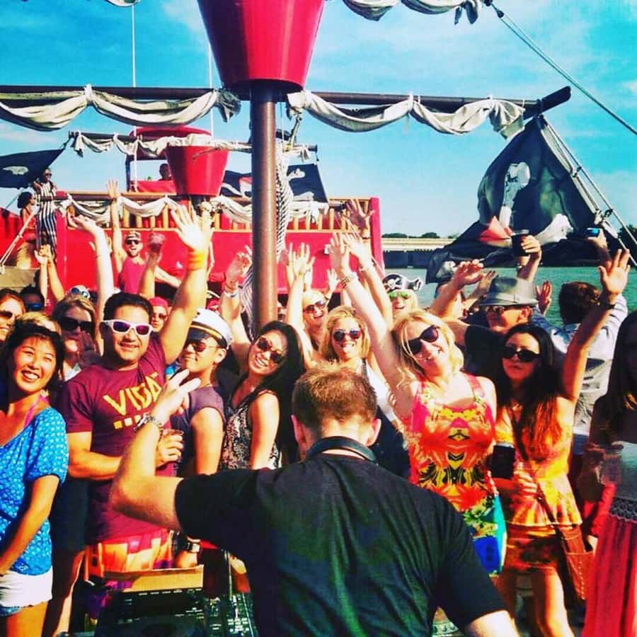 Washington DC: Pirate Ship Cruise with Open Bar - The first hour: settling into the open-bar party