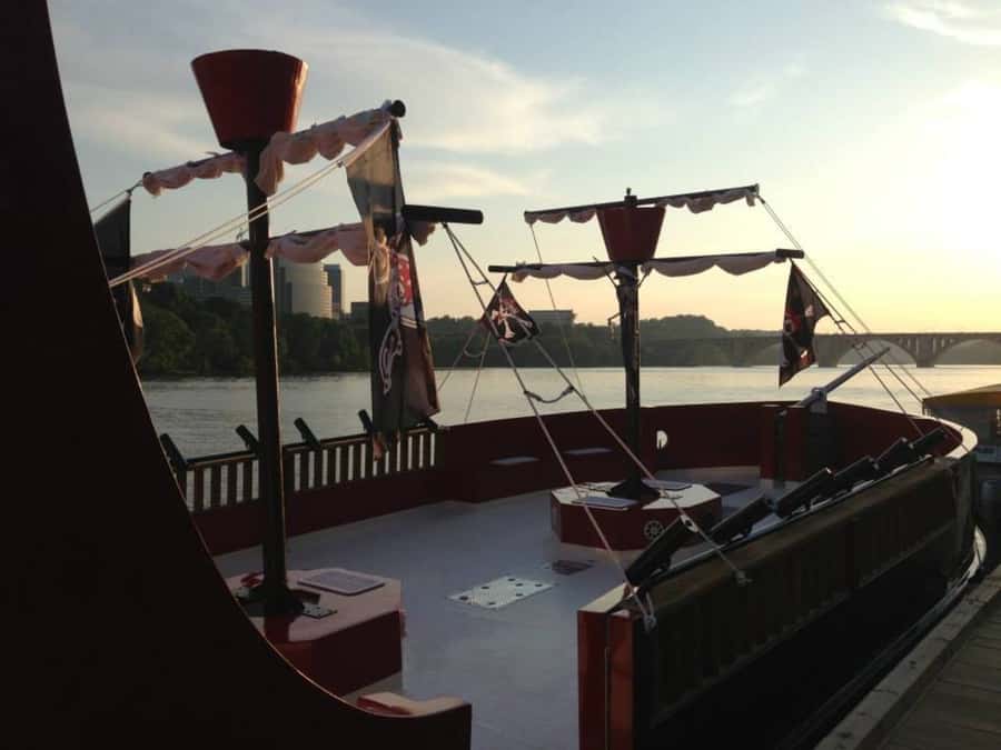 Washington DC: Pirate Ship Cruise with Open Bar - Music, dancing, and the social mood