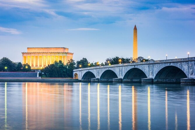 Washington: Potomac River Cruise & Guided Georgetown Walking Tour - A Baked & Wired cupcake, early in the walk